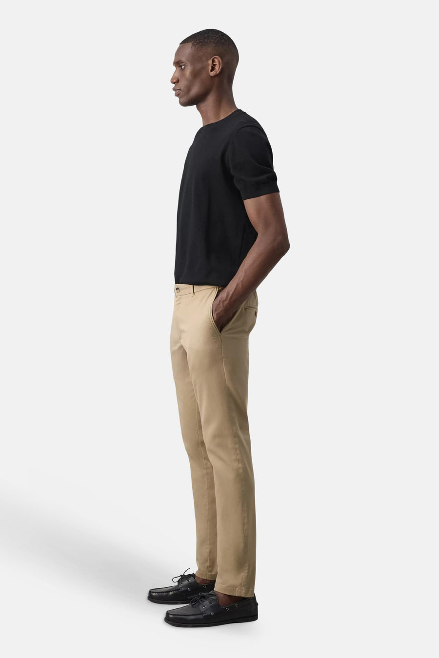Beige chino broek van MANGO, zijprofiel, strakke pasvorm, met zwarte t-shirt en leren schoenen