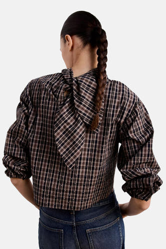 Multicolor geruite blouse met lange mouwen van MANGO, rugzijde met strikdetail en kleine studs, gekreukt model, donkerblauwe jeans eronder