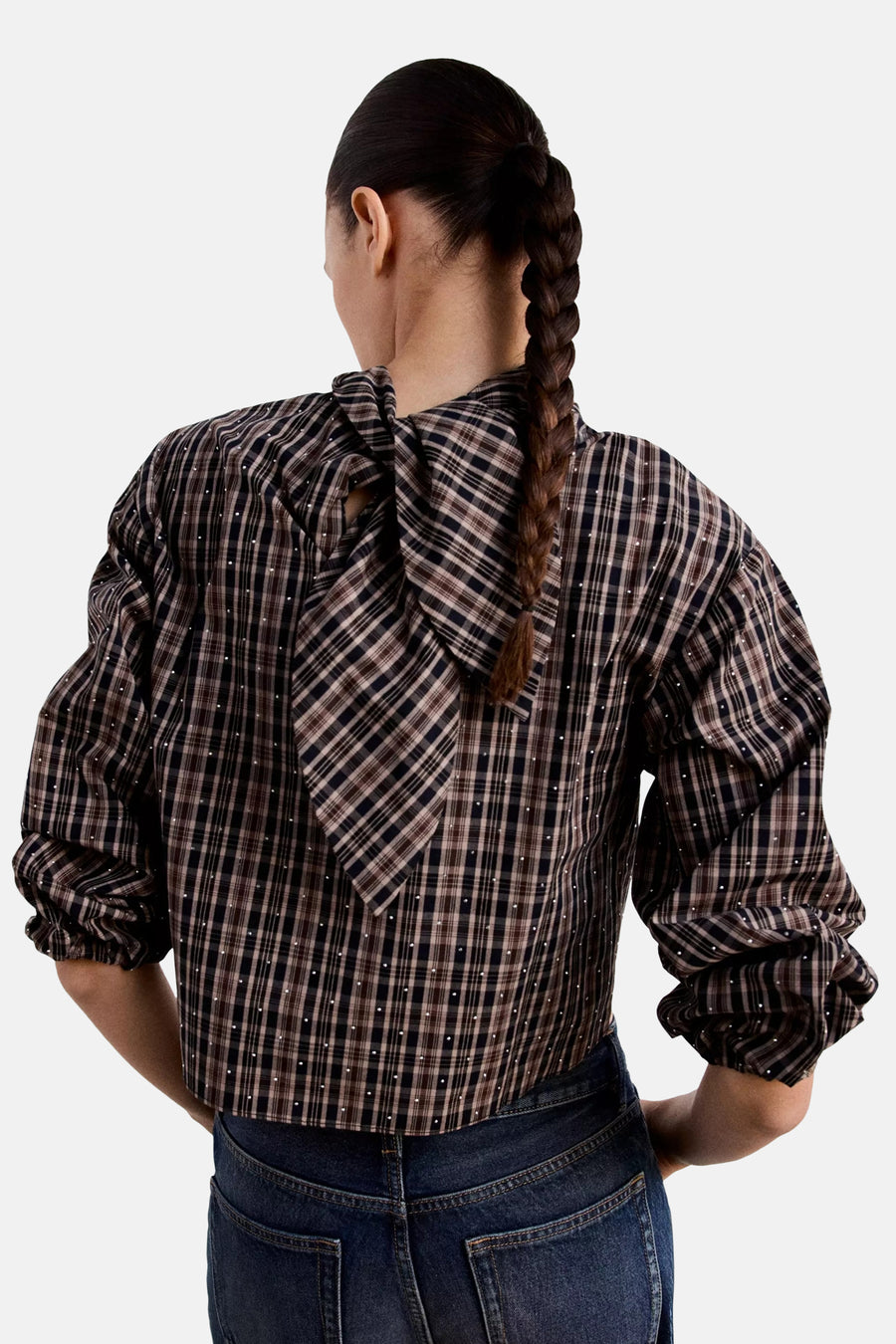 Multicolor geruite blouse met lange mouwen van MANGO, rugzijde met strikdetail en kleine studs, gekreukt model, donkerblauwe jeans eronder