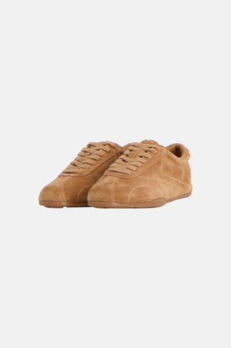 Bruine suede sneakers van MANGO, met veters en lage zool, front view op witte achtergrond