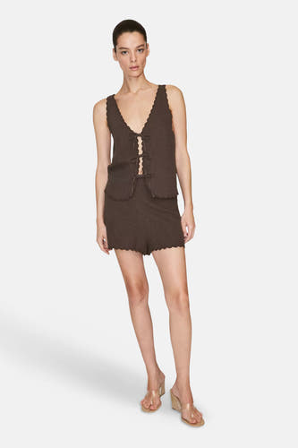 Bruine mouwloze blouse met schaaldetail en strikvoorkant van MANGO, gedragen met bijpassende shorts en sandalen, front view