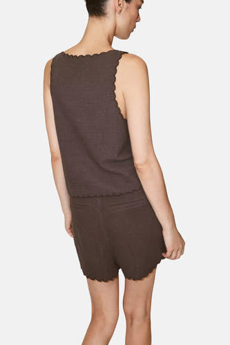 Bruine mouwloze blouse van MANGO, met gebogen kraag en geribbelde textuur, achterzijde weergegeven