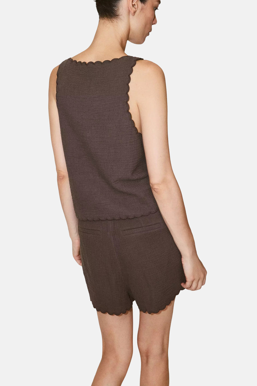 Bruine mouwloze blouse van MANGO, met gebogen kraag en geribbelde textuur, achterzijde weergegeven