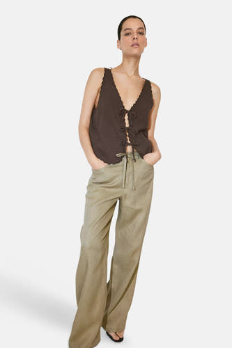 Bruine mouwloze blouse met schaaldetail en strikvoorkant van MANGO, gedragen met groene wijde broek, front view