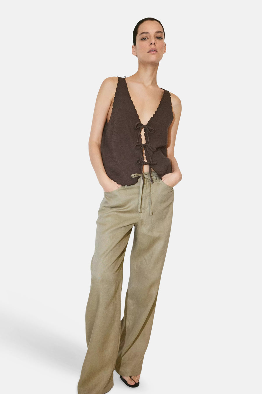 Bruine mouwloze blouse met schaaldetail en strikvoorkant van MANGO, gedragen met groene wijde broek, front view
