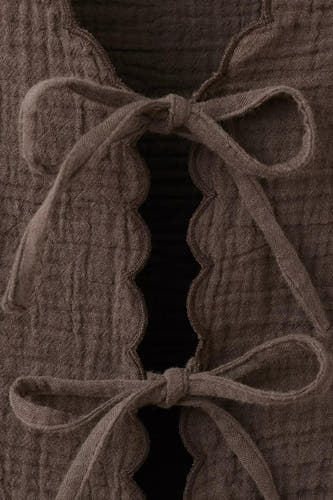 Bruine mouwloze blouse van MANGO met gerimpelde textuur en strikdetail aan de voorkant