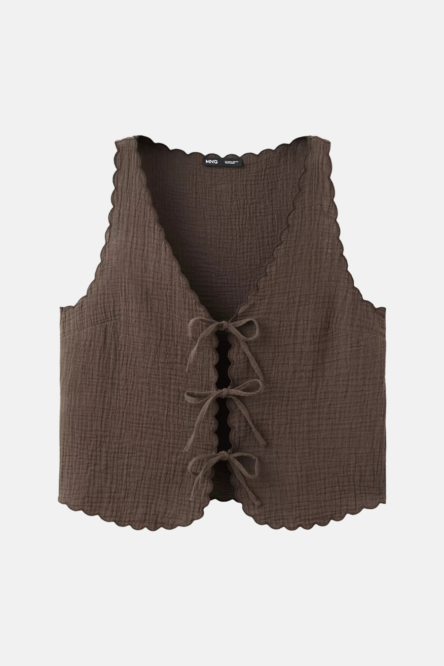 Bruine mouwloze blouse van MANGO met gerimpelde textuur, schaaltjesrand en strikdetails aan de voorkant, front view