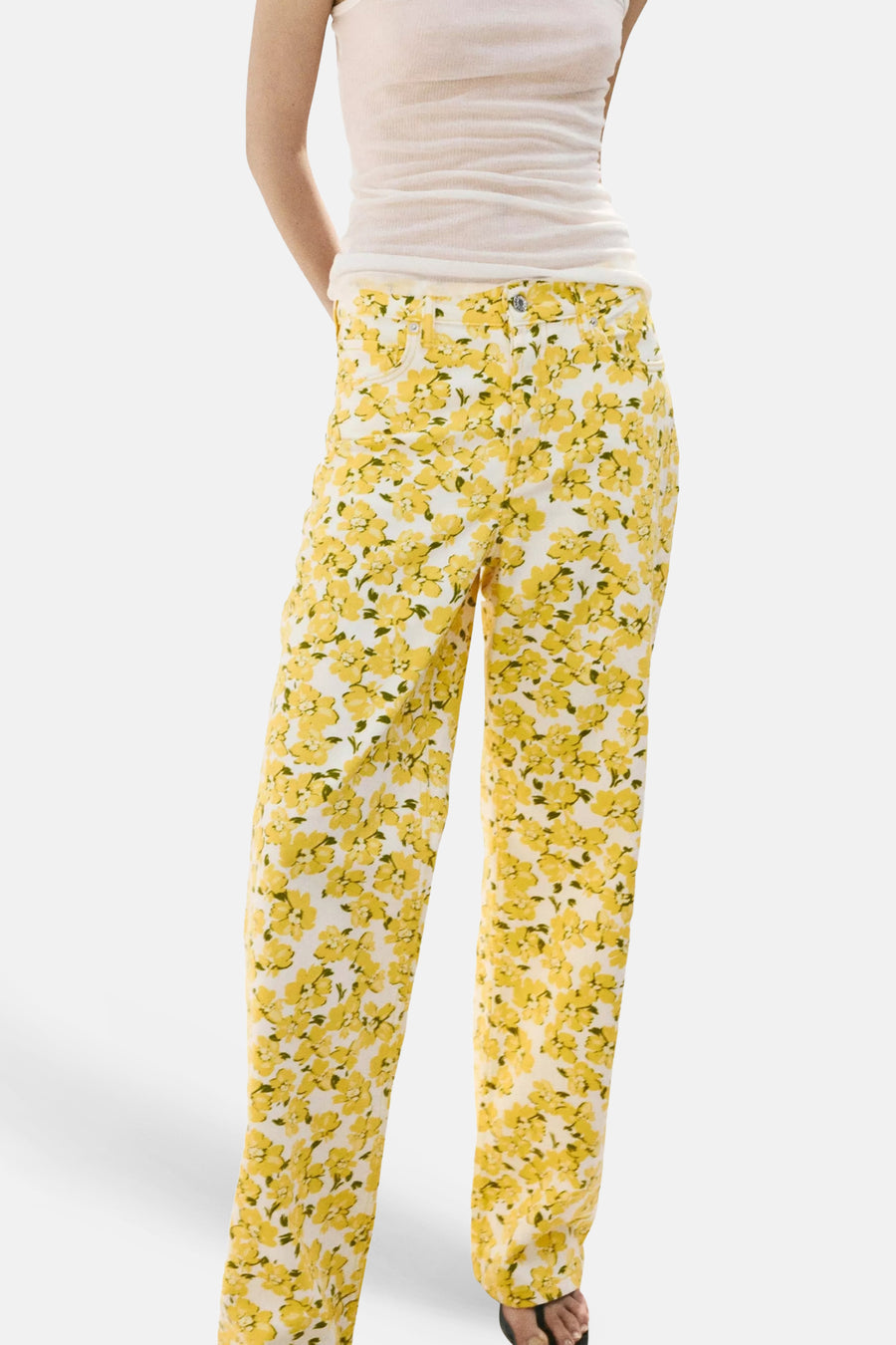 Gele damesbroek met bloemenprint van MANGO, vijfzakmodel, lichte stof, model vanaf heupen, witte top en sandalen