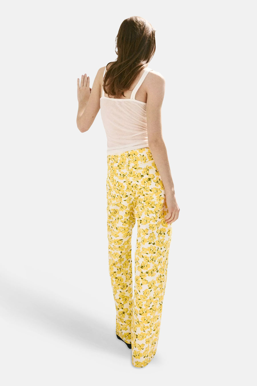 Gele 5-pocket broek met bloemenprint van MANGO, achterzijde, model draagt witte tanktop