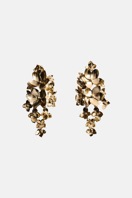 Gouden bloemvormige oorringen van MANGO, met gedetailleerde bladeren en glanzende textuur, front view