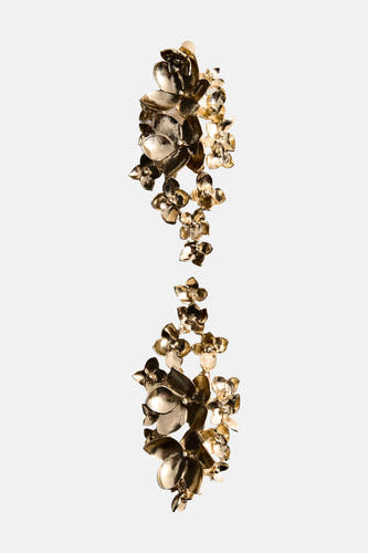 Gouden bloemmotief oorringen van MANGO, gedetailleerde hangende ontwerp met glanzende textuur, front view