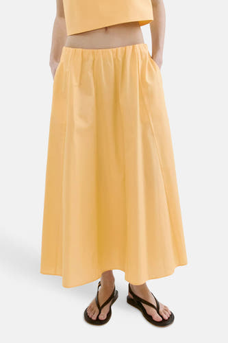 Gele casual rok van MANGO met elastische taille, vloerlange A-linie, gedragen met gele crop top en zwarte sandalen, front view