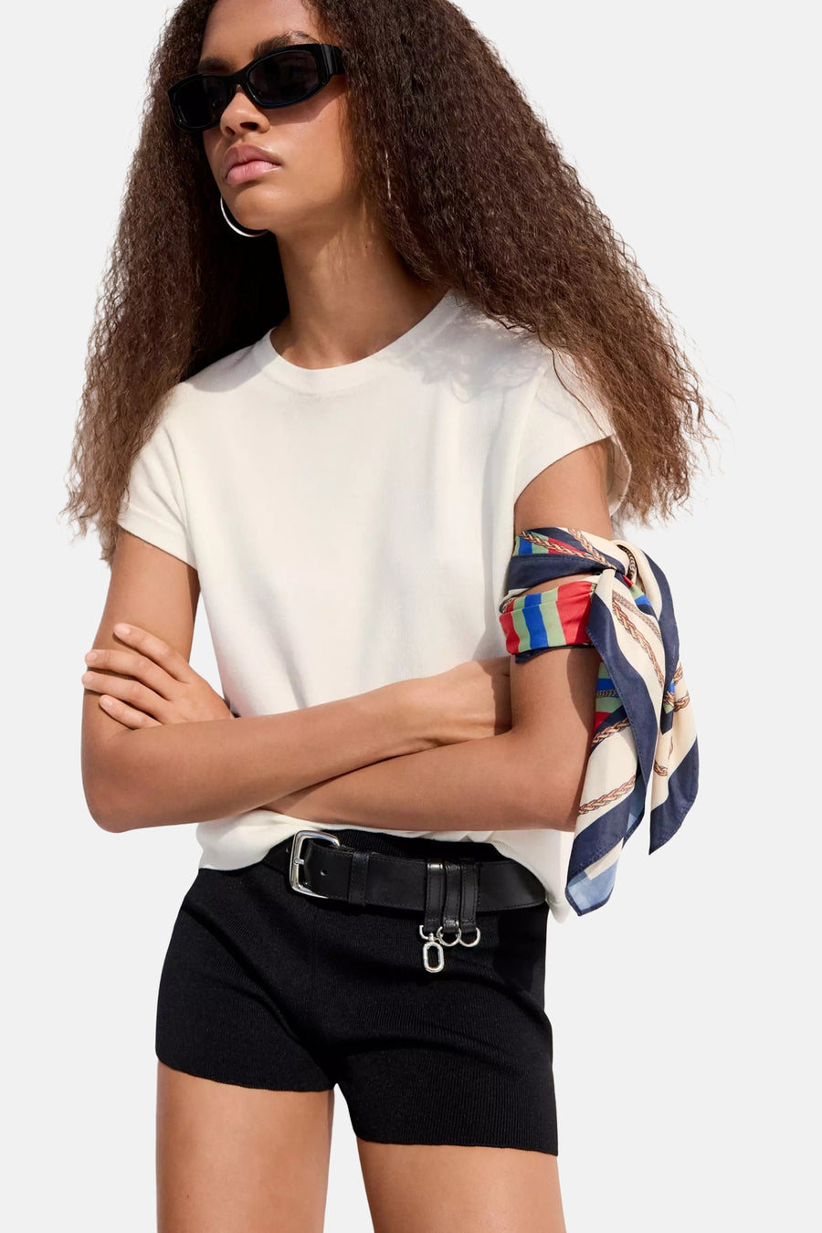 Ecru korte mouw debardeur van MANGO, gestyled met geknoopte sjaal op arm, zwart korte broek en zonnebril, lifestyle shot