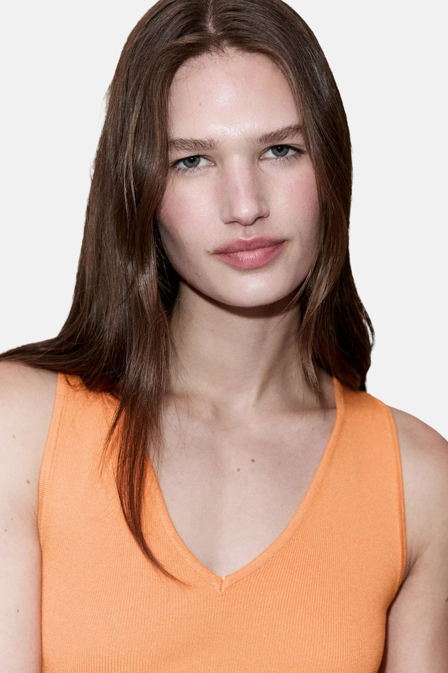 Oranje ribbovenstuk met V-hals van MANGO, strakke pasvorm, close-up voorzijde
