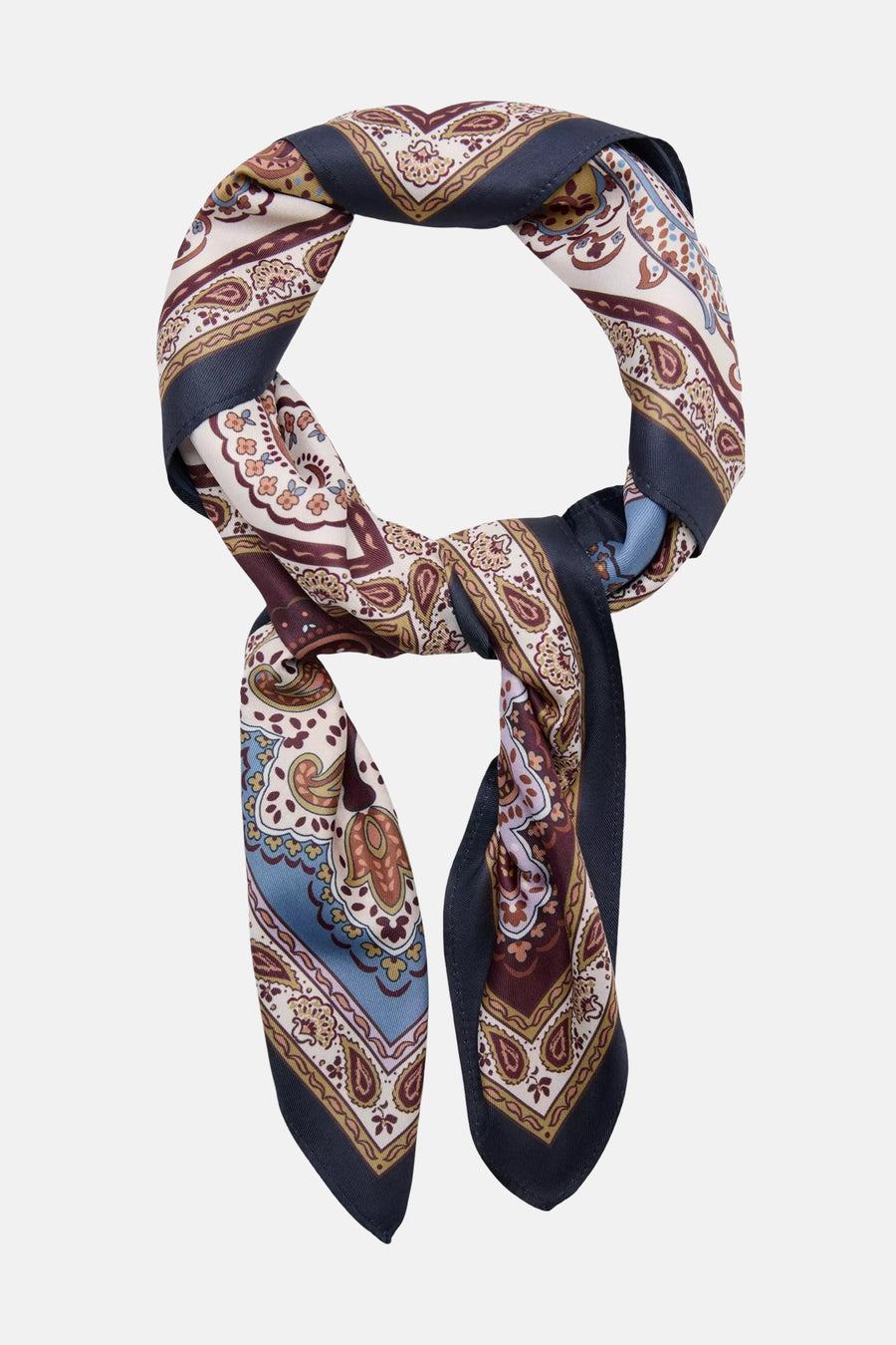 Multicolor zomersjaal van MANGO met paisley print, donkerblauwe rand en zijden glans, gestileerd in een knoop.