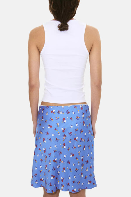 Witte tanktop van MANGO, achterzijde, strakke pasvorm, gedragen met blauwe bloemenrok