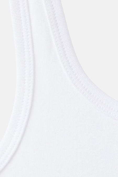 Witte tanktop van MANGO met ribbelstructuur, close-up van de schouder en halslijn