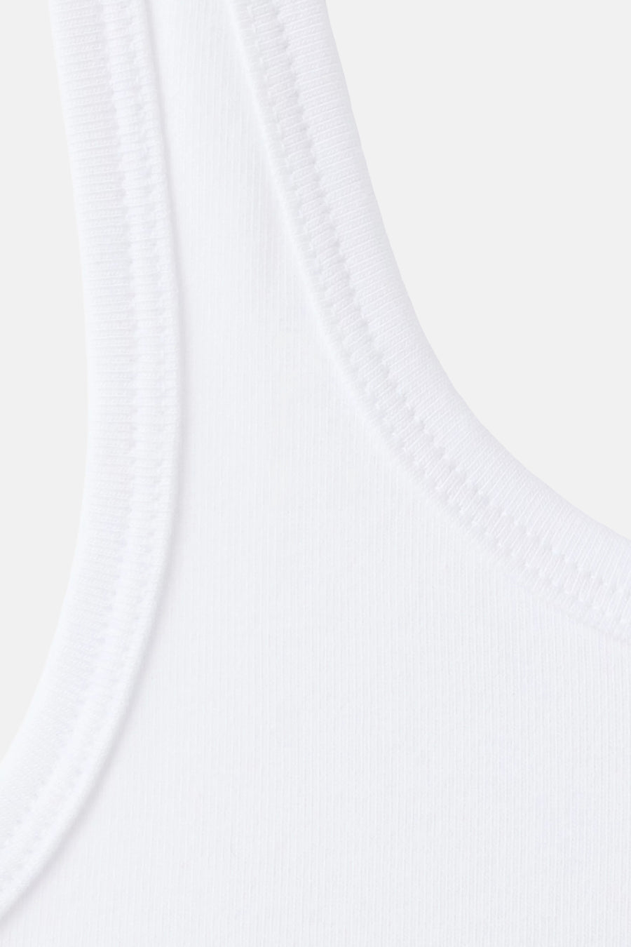Witte tanktop van MANGO met ribbelstructuur, close-up van de schouder en halslijn