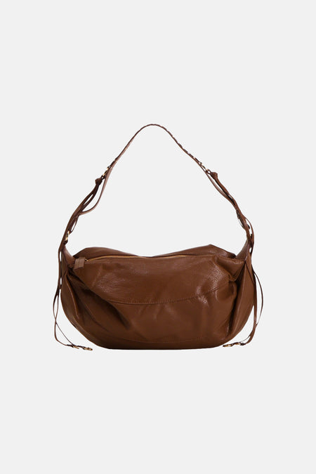 Bruine schoudertas van leer met goudkleurige rits en verstelbare band, van MANGO, front view