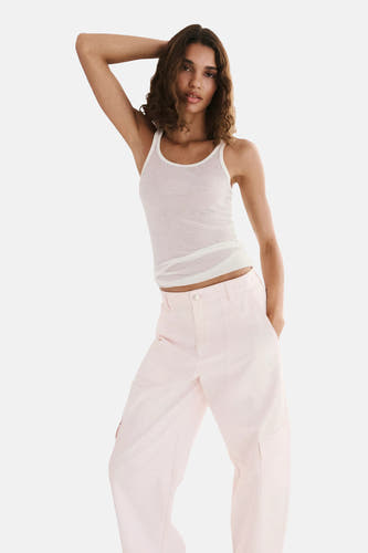 Roze cargobroek van MANGO, lichte stof, zakken aan zijkant, model in lifestyle pose met witte tanktop