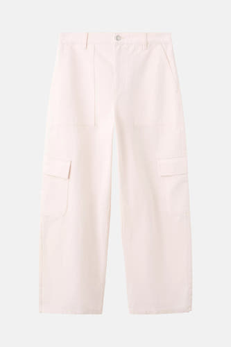 Roze cargobroek van MANGO, voorzien van grote zakken en rechte pasvorm, front view op witte achtergrond