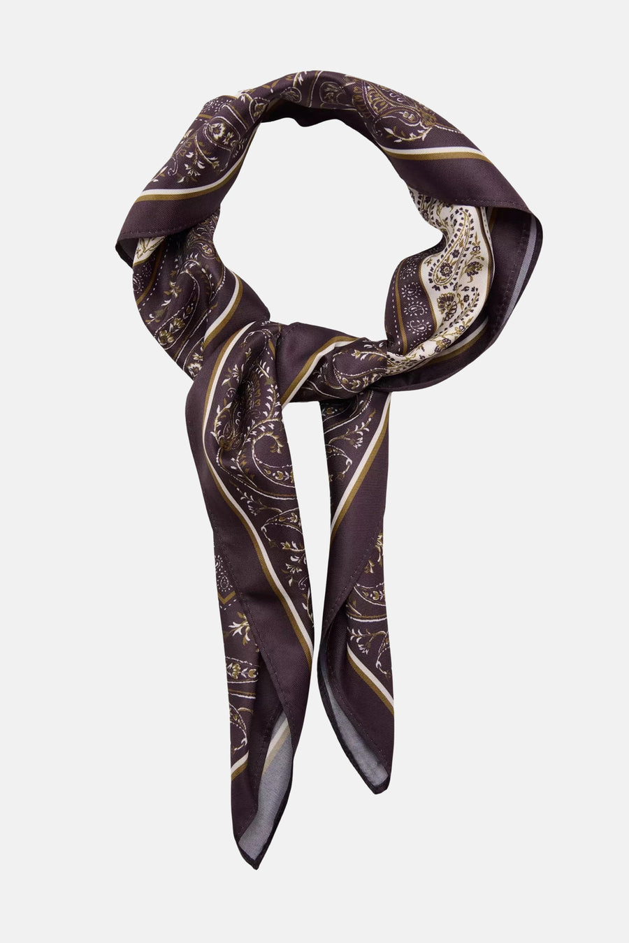 Donkere zijden zomersjaal met paisley patroon en goudkleurige accenten van MANGO, geknoopt in een elegante knoop tegen een lichte achtergrond.