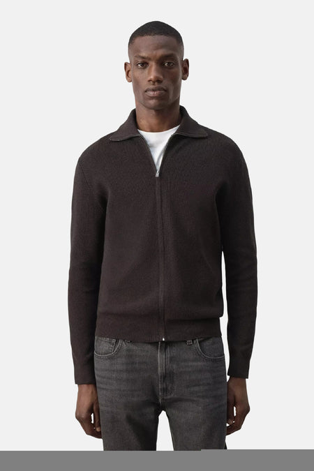 Bruine gebreide pull met rolkraag en rits van MANGO, gedragen over wit shirt, front view