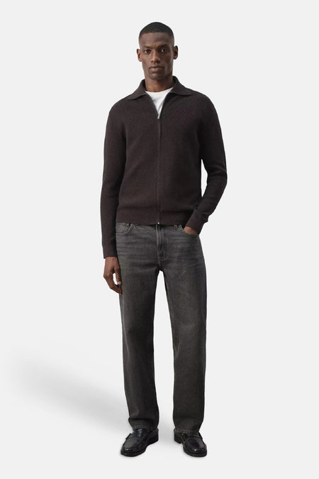 Bruine gebreide pull met rolkraag en rits van MANGO, gedragen met grijze jeans en zwarte loafers, front view