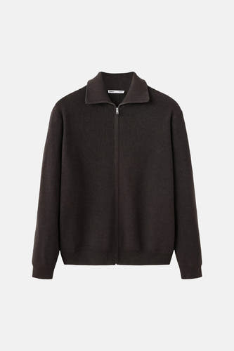 Bruine gebreide pull met rolkraag van MANGO, voorzien van ritsvoering en ribbelstructuur, front view