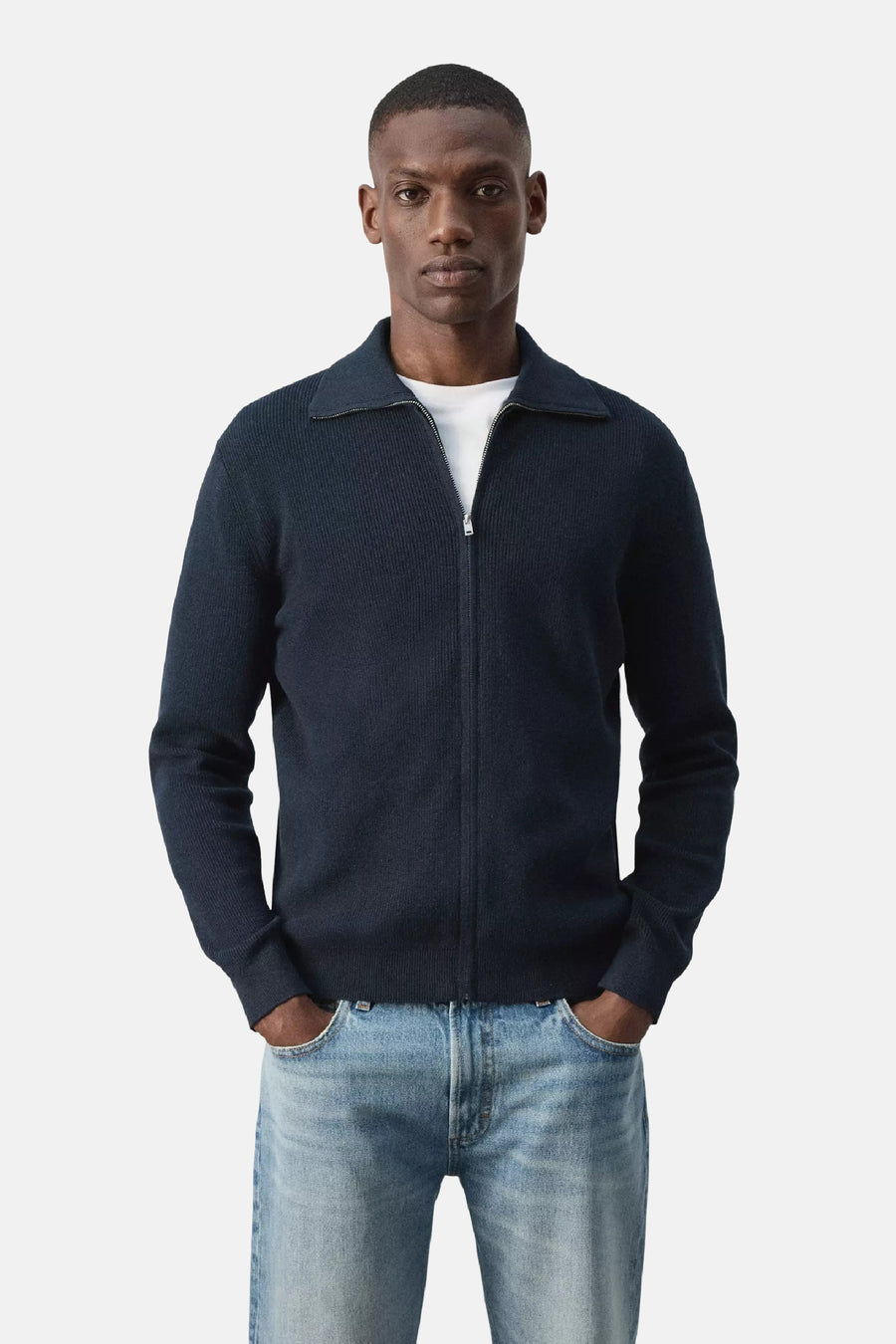 Blauwe gebreide gilet met rolkraag en rits van MANGO, gedragen over wit T-shirt, voorzijde weergave