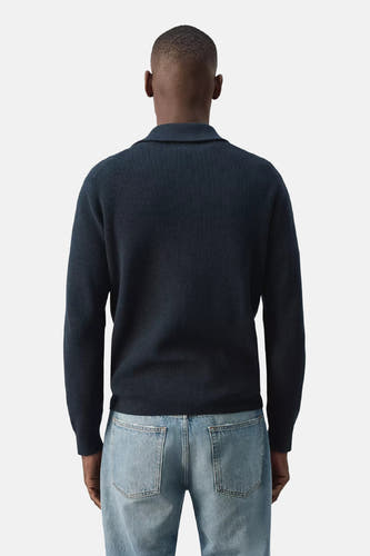 Blauwe gebreide pullover met rolkraag van MANGO, achterzijde weergegeven, gestreept patroon, licht afgeronde zoom, gedragen met lichtblauwe jeans