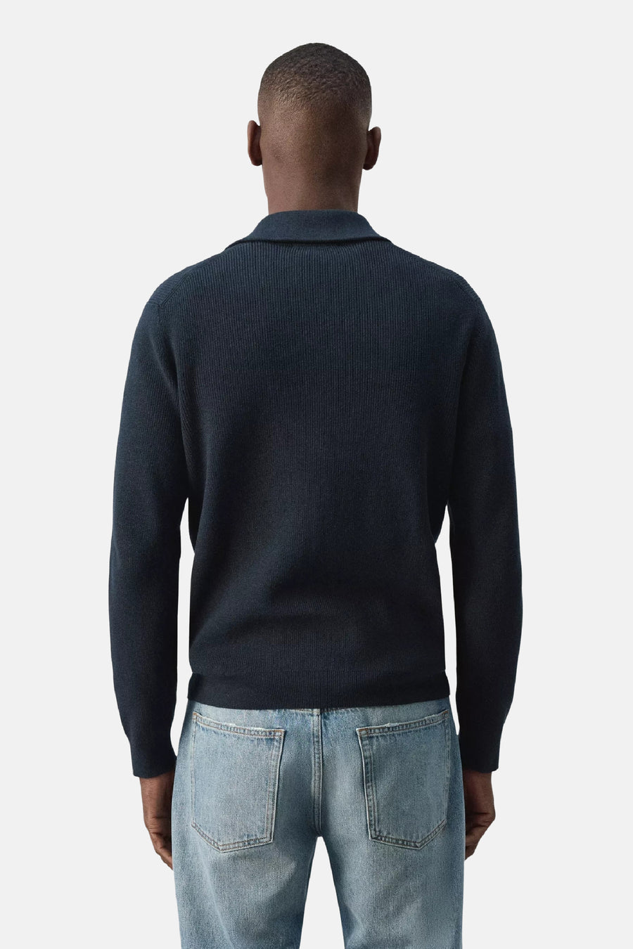 Blauwe gebreide pullover met rolkraag van MANGO, achterzijde weergegeven, gestreept patroon, licht afgeronde zoom, gedragen met lichtblauwe jeans