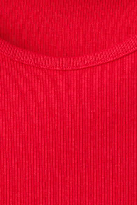 Rode ribbel tanktop van MANGO, close-up van de ronde hals en verticale textuur, heldere kleur en strakke pasvorm