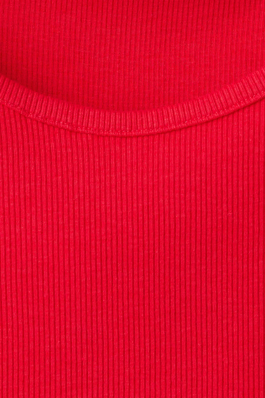 Rode ribbel tanktop van MANGO, close-up van de ronde hals en verticale textuur, heldere kleur en strakke pasvorm