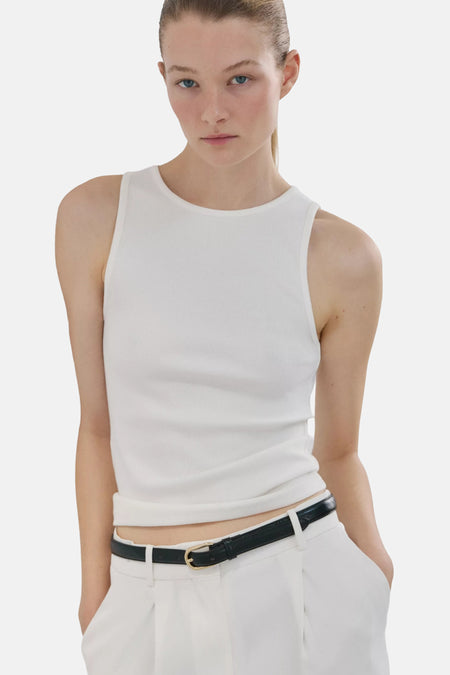 Witte ribbel tanktop van MANGO, strak model met ronde hals, gedragen met zwarte riem en witte broek, front view