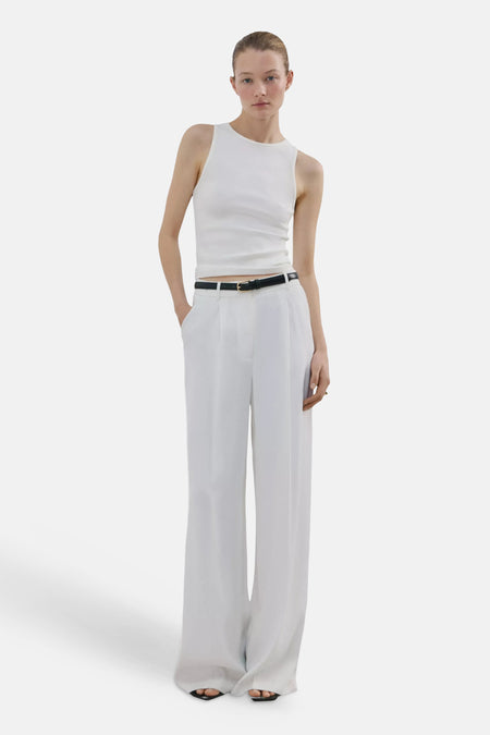 Witte tanktop van MANGO, strakke pasvorm, ronde hals, model in volledige lengte, witte broek, zwarte riem, minimalistisch look