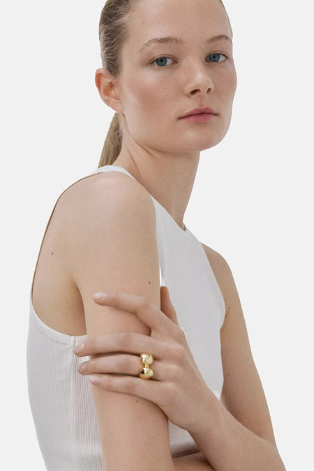 Witte ribbel tanktop van MANGO, zijaanzicht, strak model met ronde halslijn, model draagt gouden ring