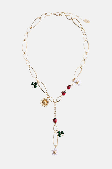 Lang goudkleurige halsketting met multicolor bedels van MANGO, versierd met bloemen, lieveheersbeestjes en klaverbladeren