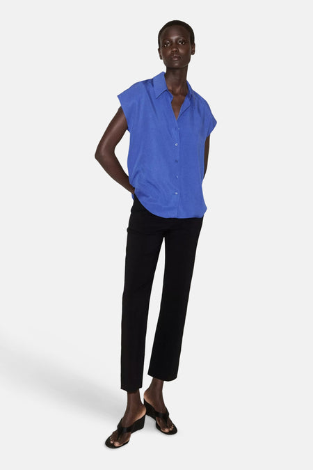 Blauw mouwloos overhemd van MANGO, gestreept, met knoopsluiting, gedragen met zwarte broek en sandalen, front view
