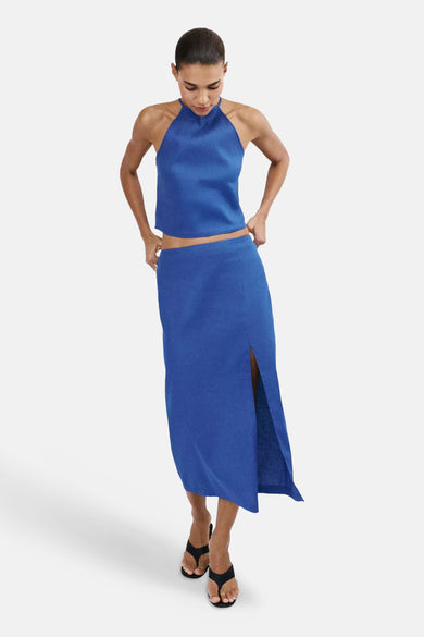 Blauwe mouwloze blouse met hoge halslijn van MANGO, gestileerd met bijpassende rok en zwarte sandalen, front view
