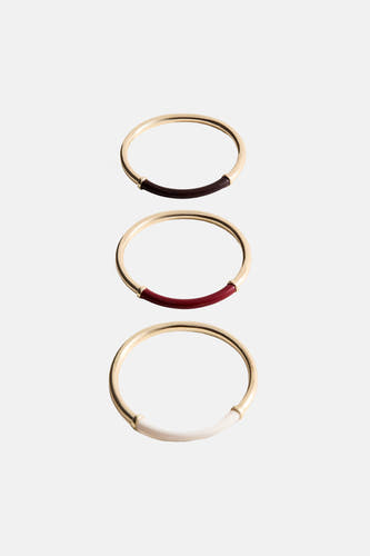 Multicolor armband van goudkleurig metaal met inzet van donkerrood, rood en wit, van MANGO, gestapeld in verticale rij op lichte achtergrond