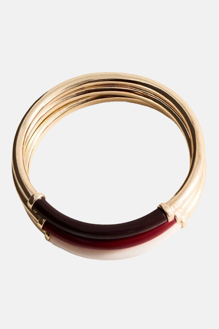 Multicolor armband van goudkleurig metaal met rode en crèmekleurige accenten, van MANGO, gestileerd in close-up weergave