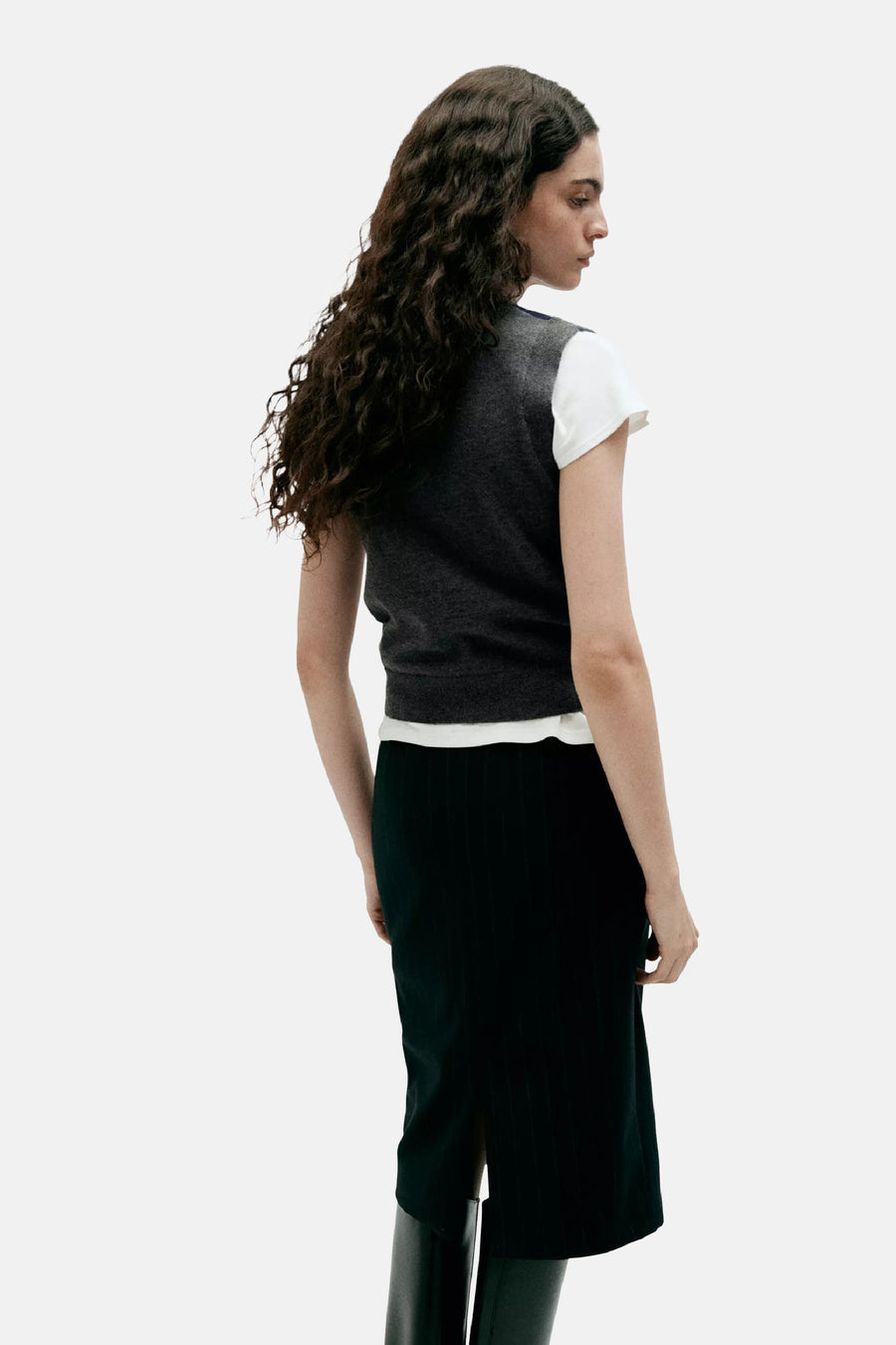 Multicolor mouwloze gilet van MANGO, donkergrijs met witte mouwen, gedragen over een wit shirt, zijaanzicht