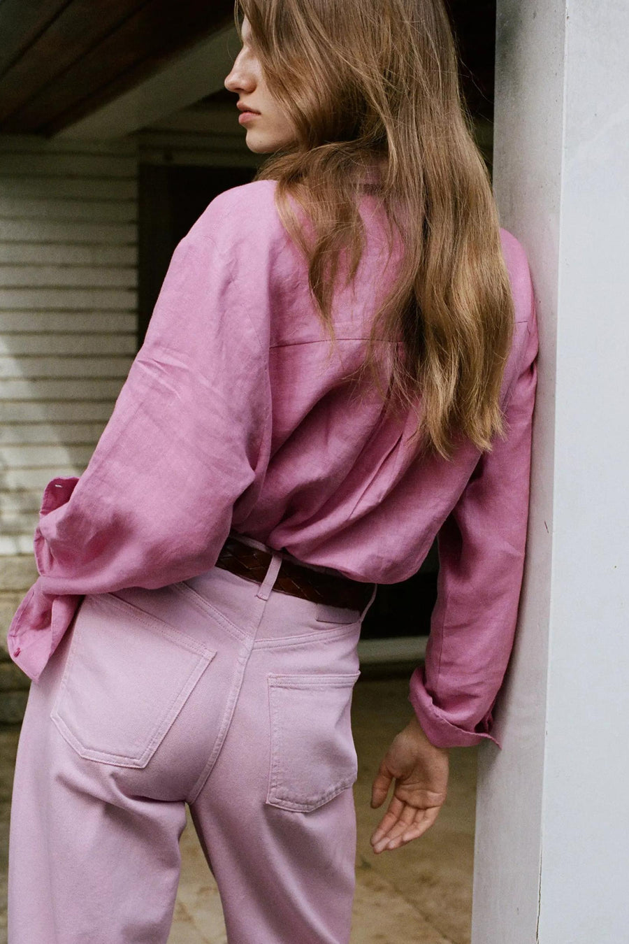 Roze lange mouwen overhemd van MANGO, losse pasvorm, zijwaarts gezien, gekleed met lichtroze broek en bruine riem