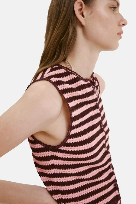 Multicolor gestreepte korte gilet van MANGO, gehaakt met knoopsluiting, zijprofiel van model