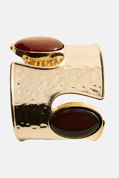 Gouden armband met gehamerde textuur en donkerrode steentjes, van MANGO, breed model met open ontwerp