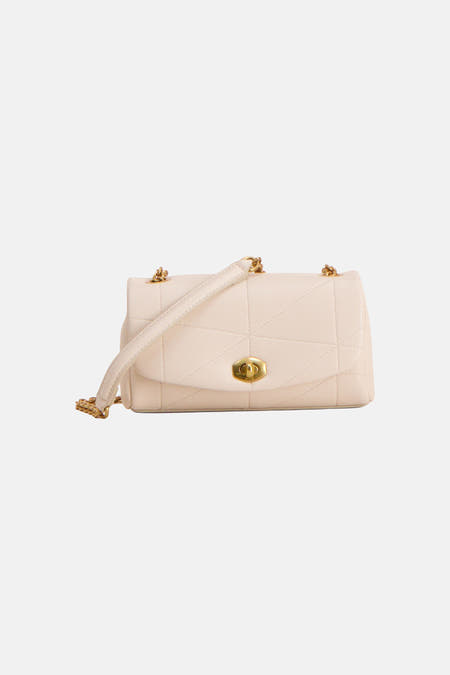 Ecru quilted schoudertas van MANGO met gouden sluiting en kettingband, front view