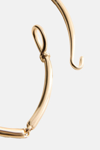 Gouden korte halsketting van MANGO, gladde metalen ketting met sluiting, close-up detail