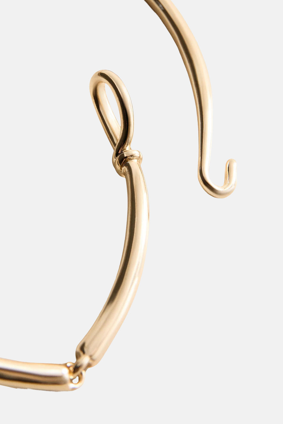Gouden korte halsketting van MANGO, gladde metalen ketting met sluiting, close-up detail