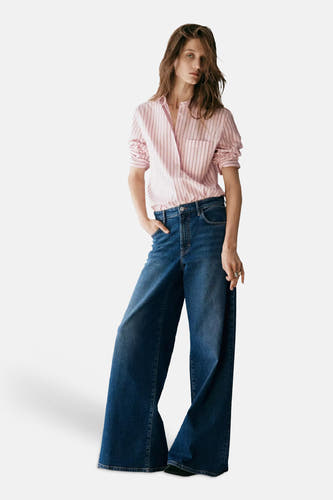 Multicolor gestreept overhemd met lange mouwen van MANGO, gekreukt en half open, gedragen met wijde jeans in lifestyle pose